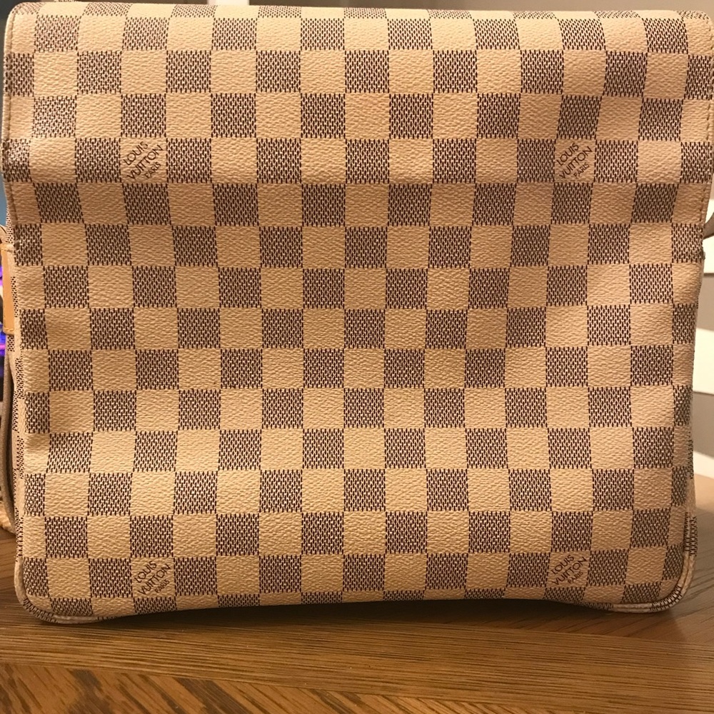 Louis Vuitton Crossbody Handbag -White Authentic Very good condition.